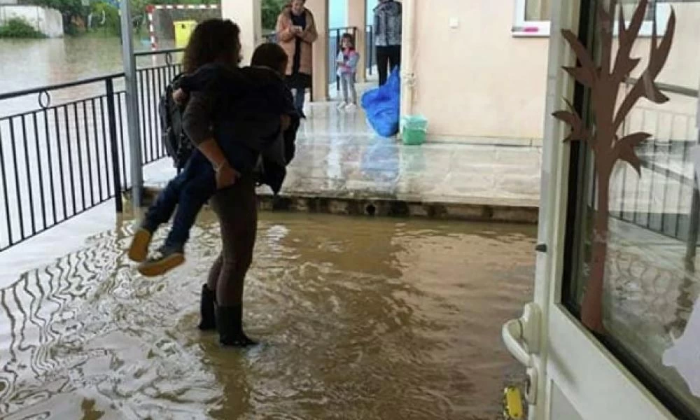 Κέρκυρα: Κουβαλούσαν παιδιά έξω από τα πλημμυρισμένα σχολεία